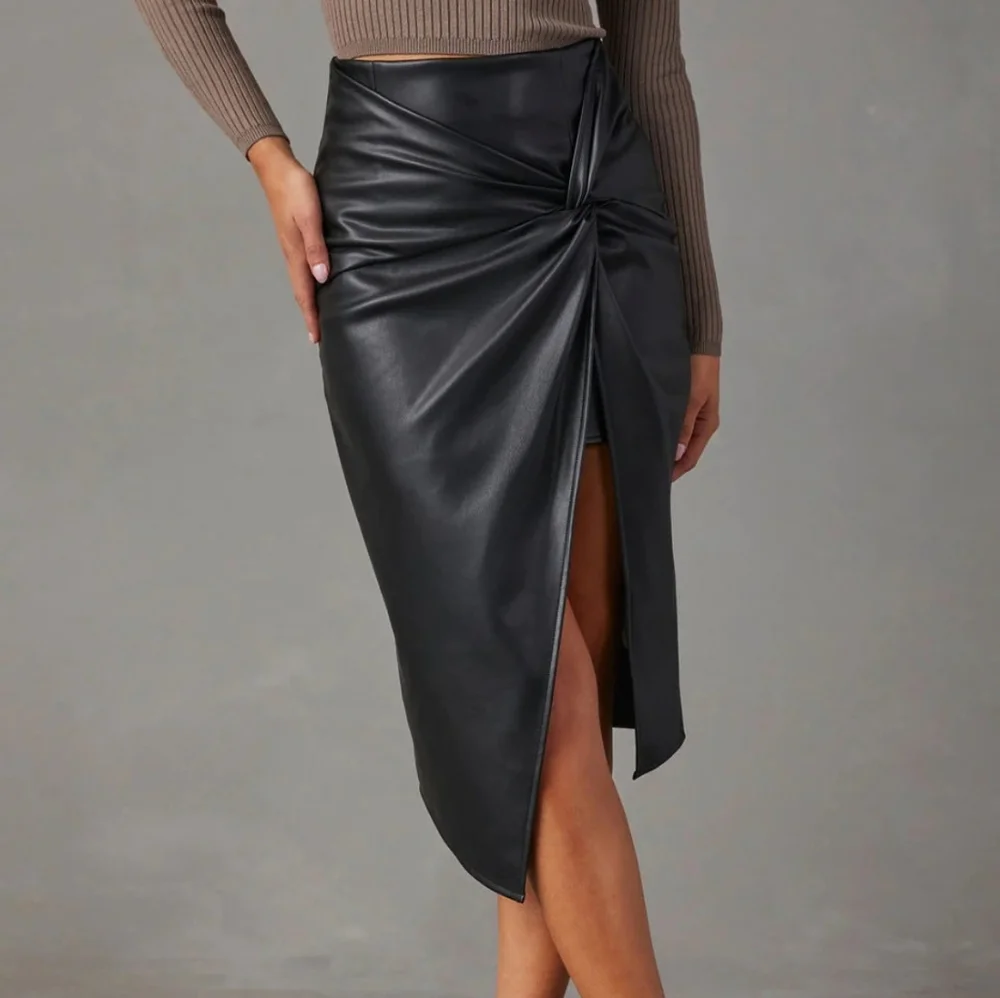 Sleek Twist High Waist Skirt - Black